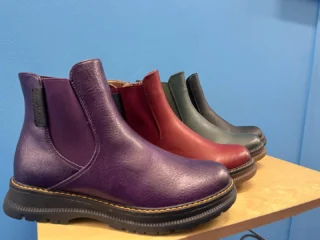 We’re happy to announce our beautiful Westland boots are now out in purple 💜💜💜
This stunning pop of colour offers a modern, edgy look. Built with a hard-wearing and durable chunky lug sole for exceptional comfort.
£69.99
Peyton 02