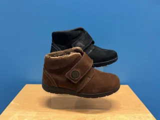 Introducing some of our best sellers for this cosy winter season…Martha - Cosyfeet (£105.00)
A soft, seam-free design that’s gentle on sensitive feet, plus a cushioned insole for comfort.Muse - Hotter (£95.00)
With a padded collar and tongue for extra support, plus a soft lining that keeps your feet warm but breathable.Find in store at Walkwel today 💙🦶