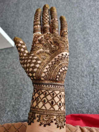 We’re thrilled to introduce our henna services here at Walkwel, Beautiful henna by a truly talented artist 🤍✨Intricate details, flawless lines, and stunning designs chosen by you!Prices start from £8 for one side of the hand and £15 for both sides 💫#henna #hennartist #Walkwel #treatyourself