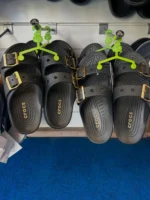 ✨🖤Introducing the newest addition to our crocs collection🖤✨The Saturday sandals!
Featuring a stylish metallic buckle on a black base with two adjustable straps, providing an excellent fit and versatile styling!!Come down to walkwel to get yours today.🏷️Priced at only £44.99
